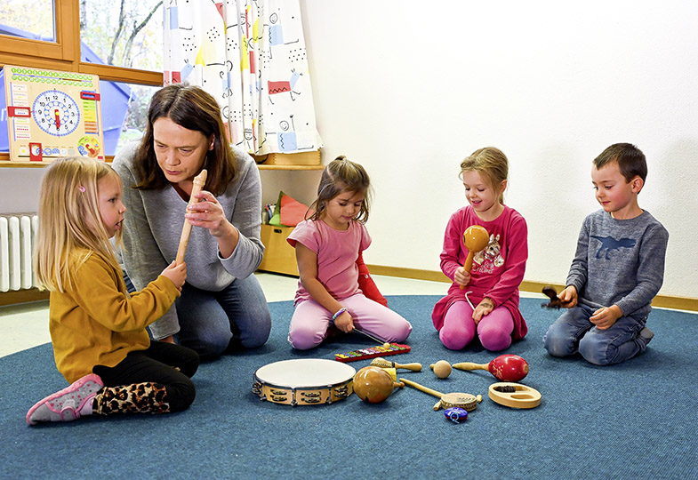 Kinder mit Musikinstrumenten
