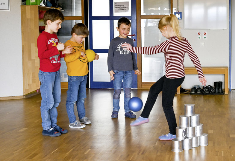 Kinder spielen mit einem Ball