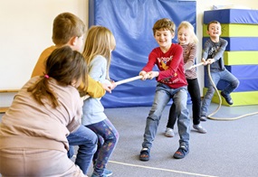 Kinder beim Tauziehen