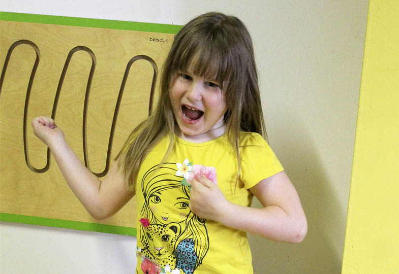 Kind mit gelbem T-Shirt