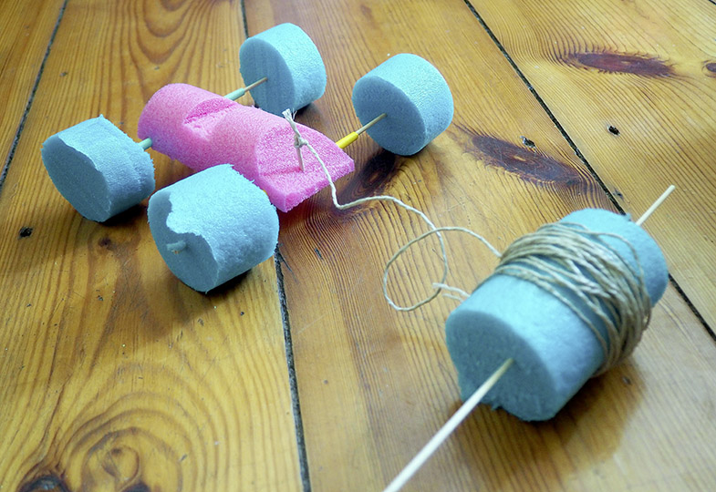 Gebastelter Schwimmnudelflitzer