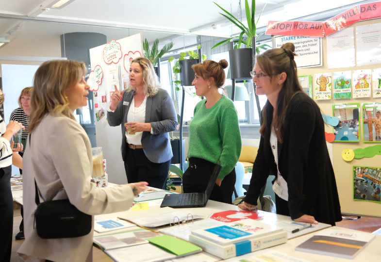 Erwachsene Personen am Infostand