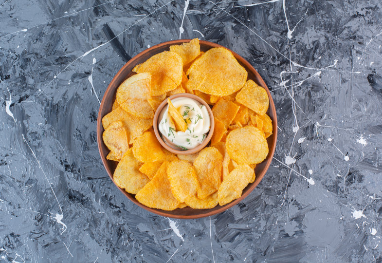 Chips mit einem Dip.