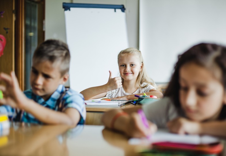 Kinder sitzen auf der Schulbank
