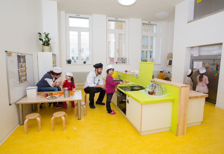 FRÖBELKindergarten Charité Mitte: Ein Multifunktionsraum mit Kinderküche