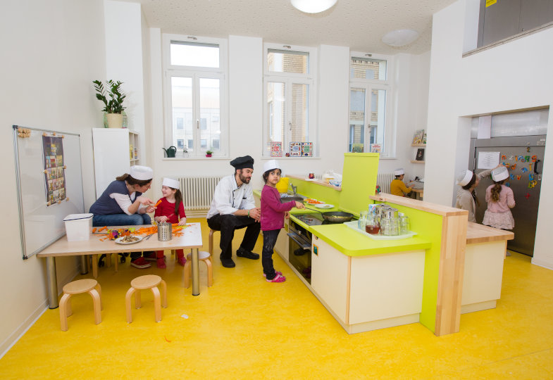 Personen in der Kinderküche