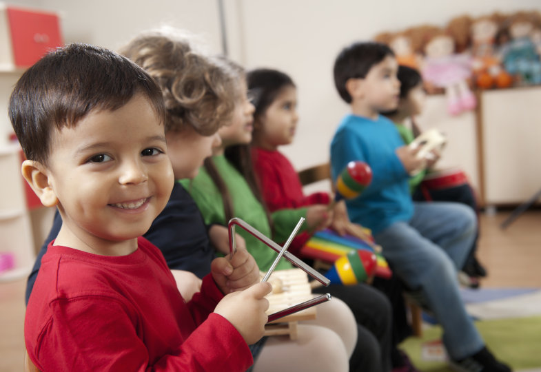 Kinder beim musizieren