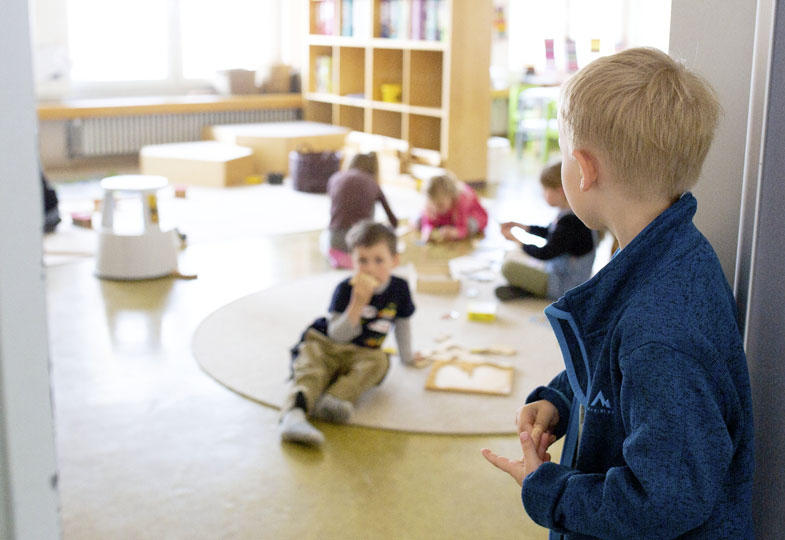 Kinder spielen im Innenraum