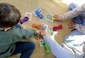 Die Kinder ordnen die Sprachklammern mit Tiergeräuschen den Tierfotos zu.
