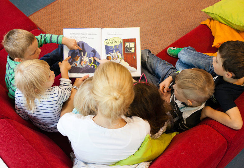 Kinder schauen sich gemeinsam ein Buch an