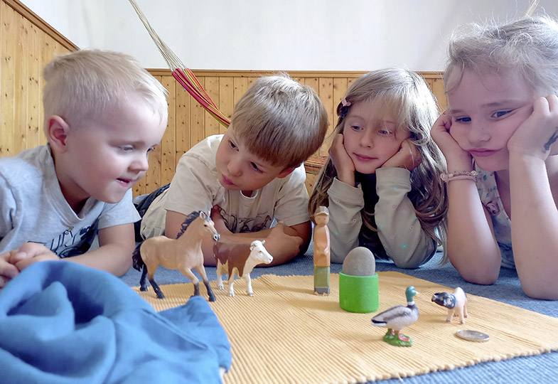 Kinder spielen mit Tierfiguren