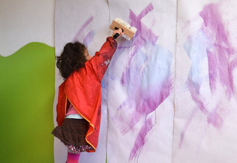 Person streicht an der Wand