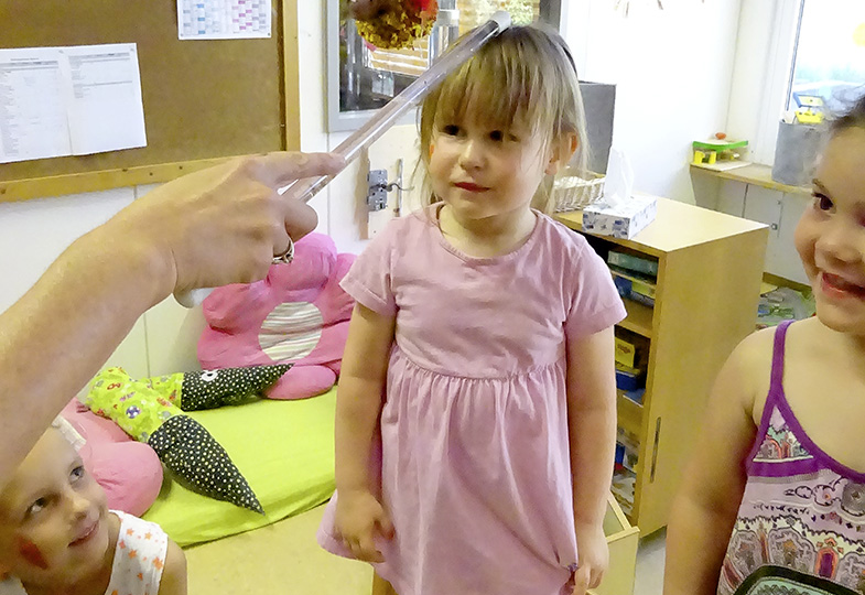 Kinder und ein Zauberstab