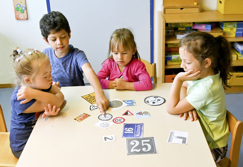Kinder sitzen am Tisch