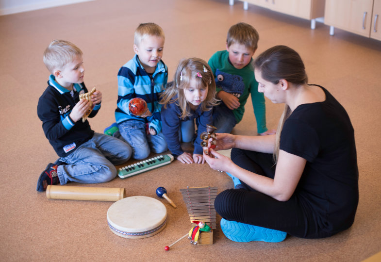 Welche Instrumente und Instrumentenfamilien gibt es noch? Zusammen mit der Erzieherin gehen die Kinder dieser Frage auf den Grund