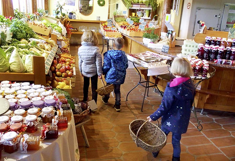 Kinder im Hofladen