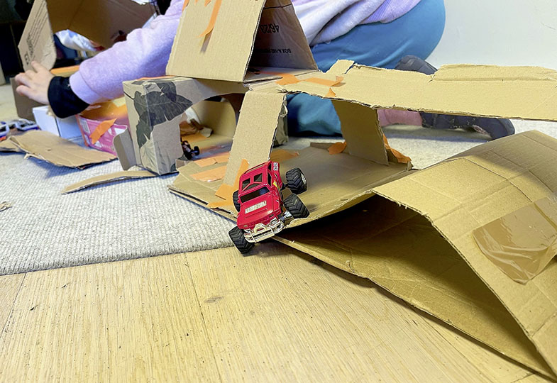 Monstertruckbahn aus Pappreste