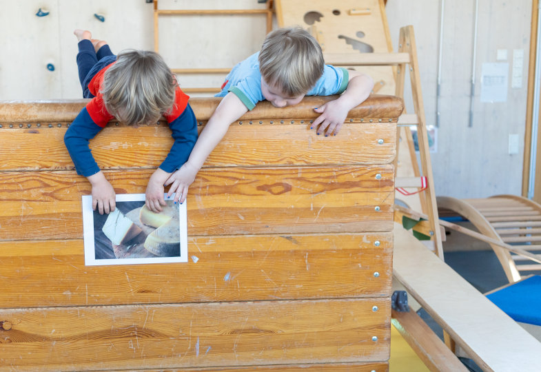 Kinder in der Turnhalle