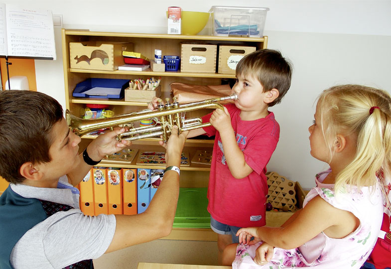 Kinder mit einer Trompete