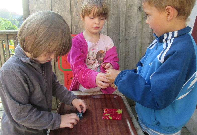 Drei Kinder mit Stoff