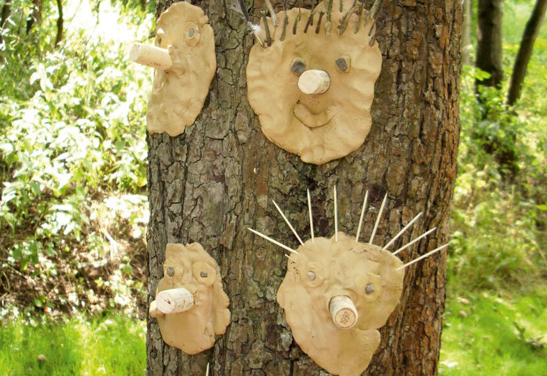 Figuren am Baumstamm