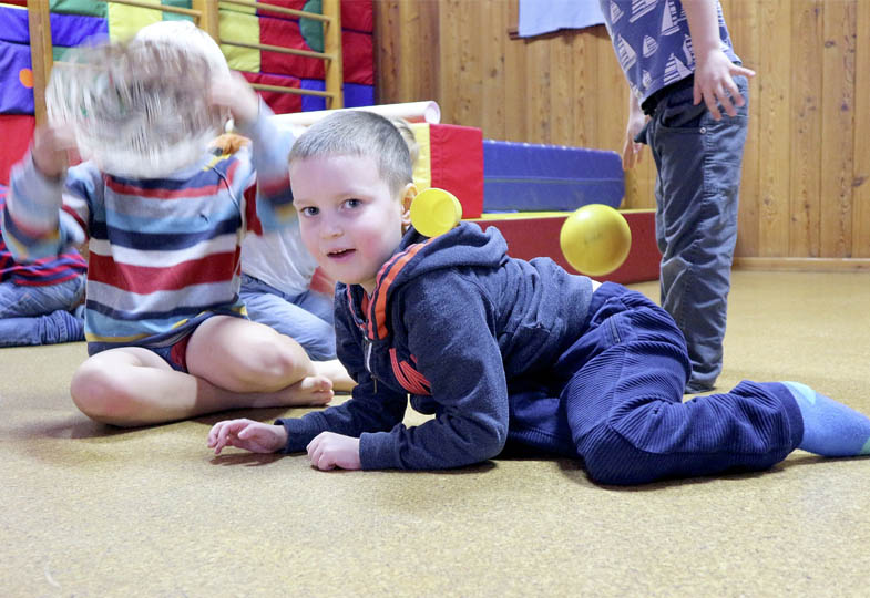 Kinder in der Turnhalle