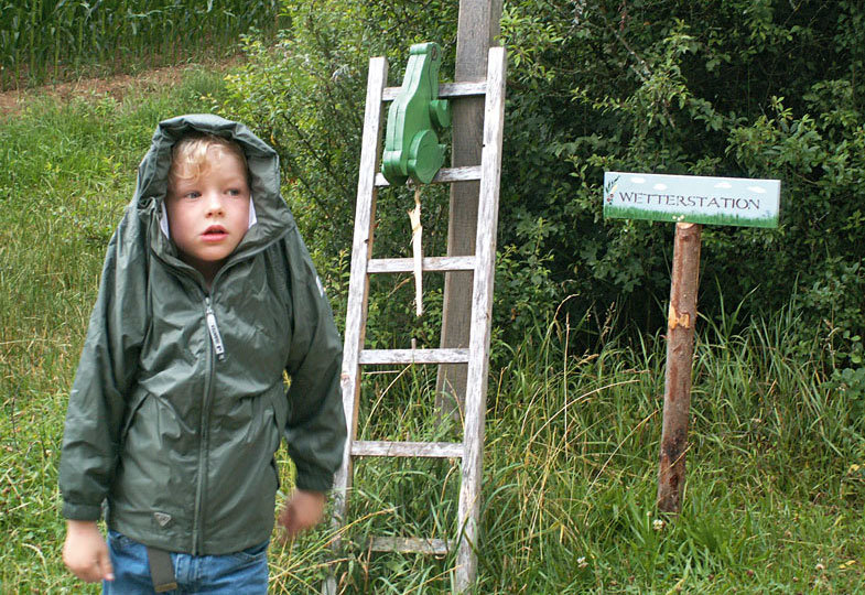An der Wetterstation bestimmen die Kinder das Wetter und platzieren entsprechend den Frosch auf der Leiter