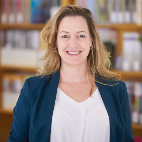 Porträt von Jennifer Schatz.