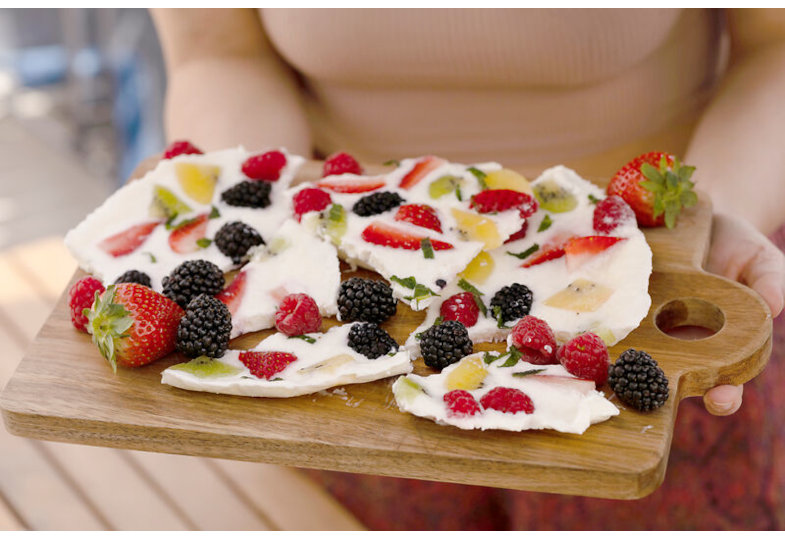Joghurteis mit Obst: Ein Rezept zum Zubereiten mit Kindern