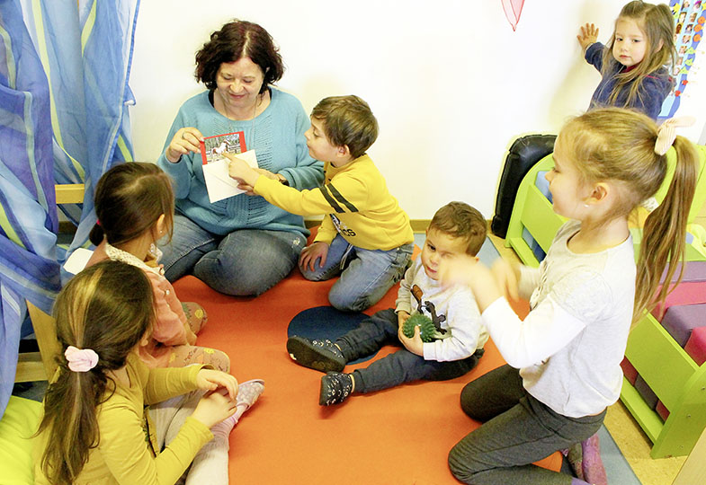 Kinder im Innenraum