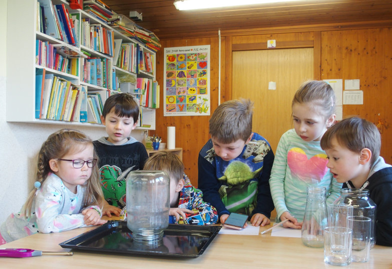 Die erste Entdeckung der Kinder: Steht eine brennende Kerze unter Glas, geht sie nach einer Weile aus