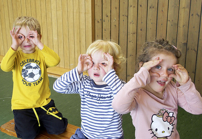 Kinder formen Brillen mit den Händen