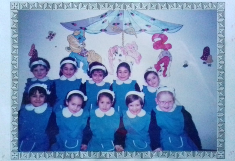 Amar Dekelbab (links oben) und ihre Mitschülerinnen in der typischen Schuluniform