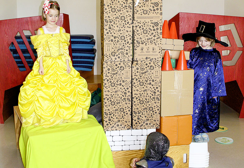 Kinder interpretieren das Märchen Rapunzel und spielen dies nach