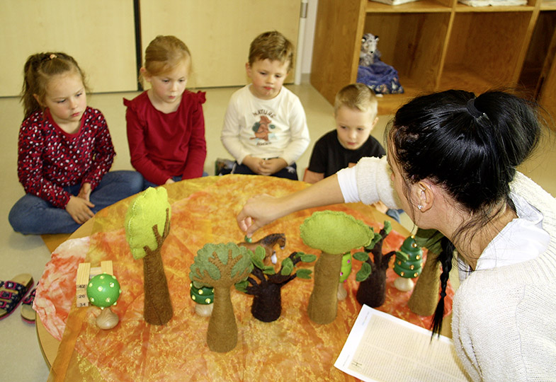 Kinder schauen bei einem Tischtheater zu