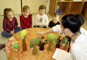 Kinder schauen bei einem Tischtheater zu