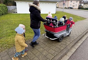 Kinder werden in einem Wagen geschoben