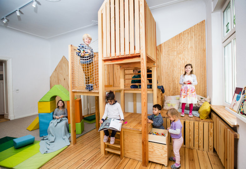 Kinder spielen in einem Baumhaus im Innenraum
