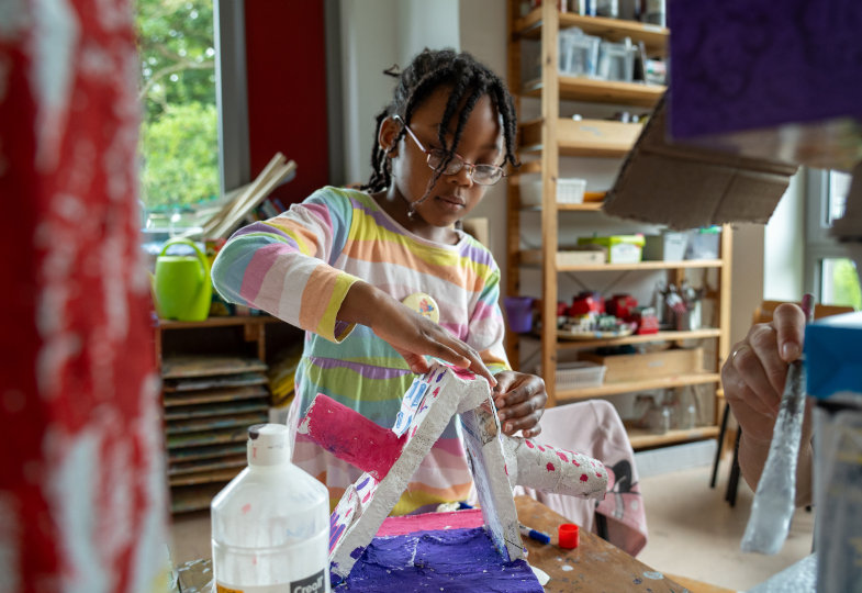 Ein Kind am Basteln. 