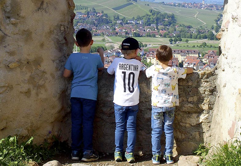Kinder schauen in das Tal