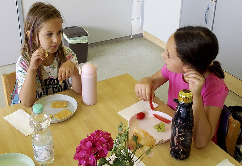 Zwei Kinder am essen und reden