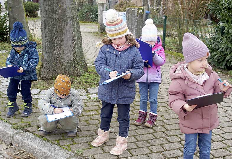 Kinder notieren sich Dinge