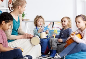Kinder am musizieren