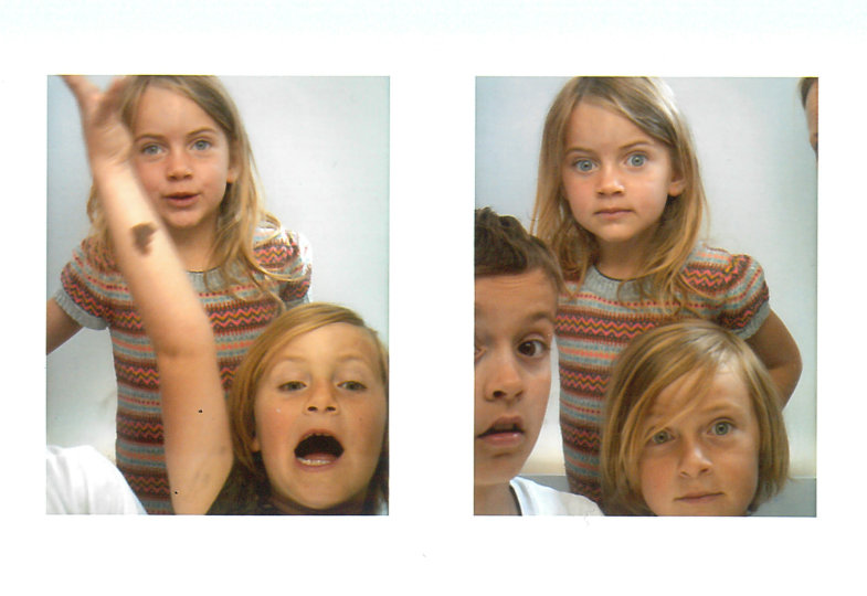 Kinder erkunden eine Fotoautomaten