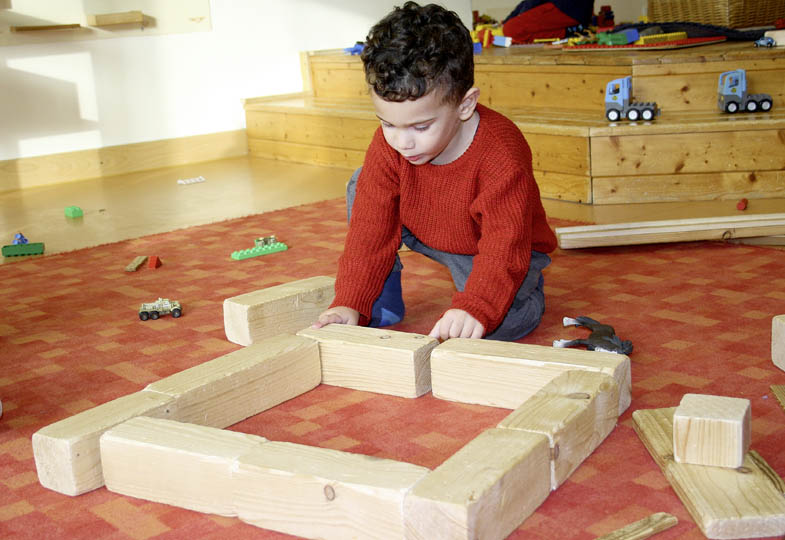 Kind am bauen mit Klötzen
