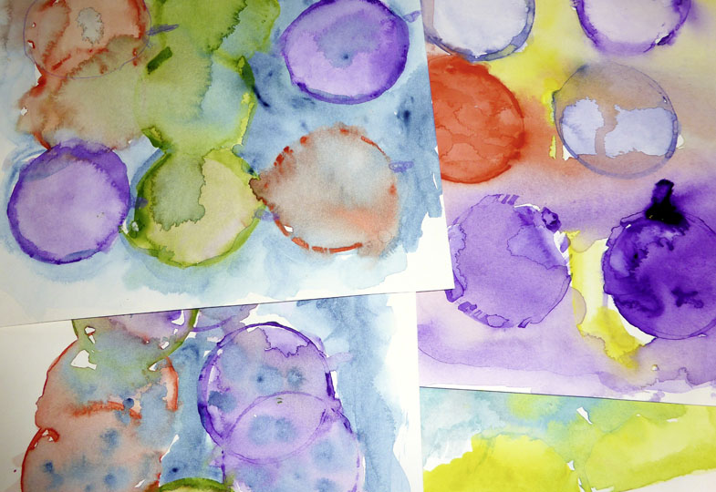Rund und fließend: Traurigkeit mit Aquarellfarben darstellen