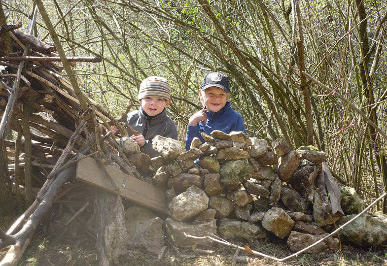 Zwei Kinder im Wald