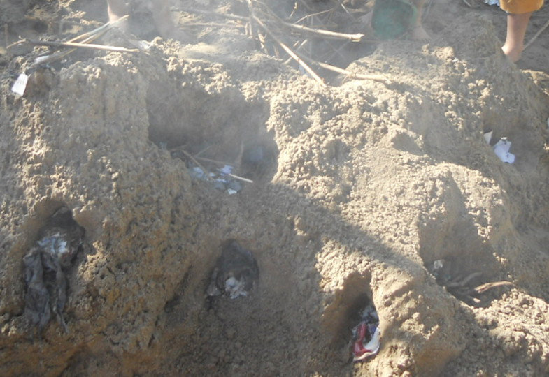 Das Meisterstück der Kinder: Ein großer Sandvulkan mit vielen rauchenden Kratern