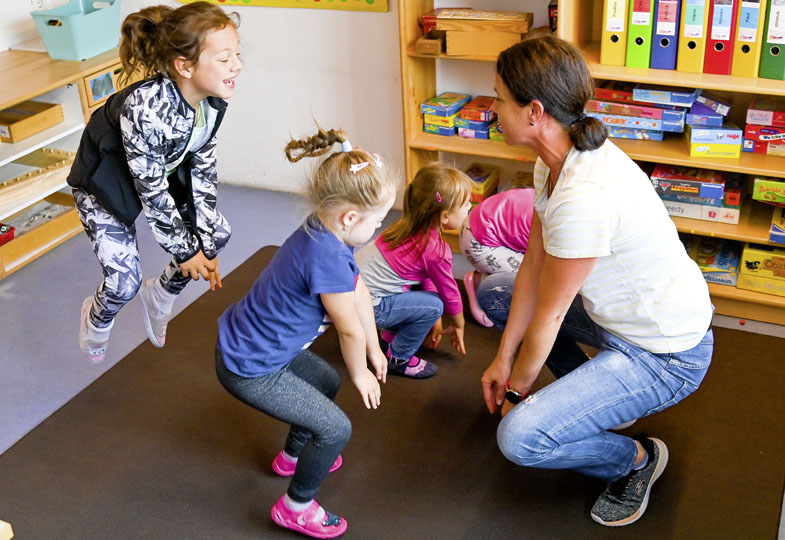 Kinder machen Libellen nach