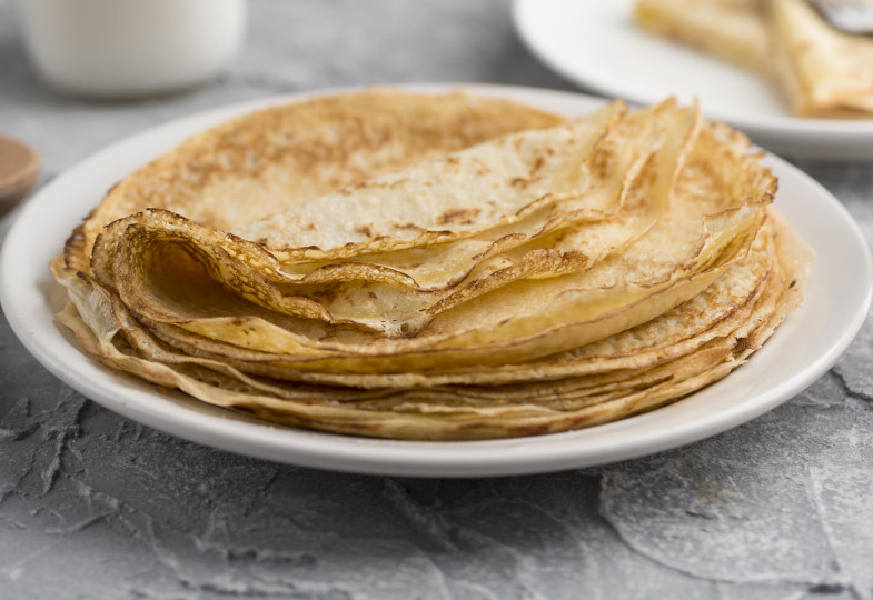 Pfannkuchen auf einem Teller.